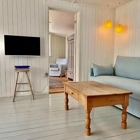 Black Wooden Summerhouse Near Casa vacanze Ebeltoft