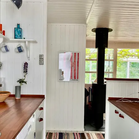 Black Wooden Summerhouse Near בית נופש *