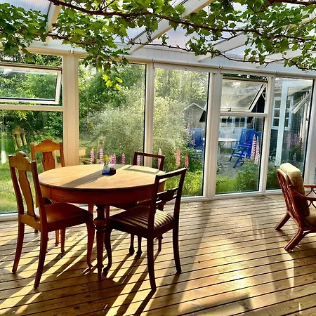 בית נופש Black Wooden Summerhouse Near אבלטופט